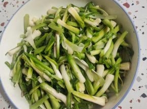 抓拌均匀腌制半个小时！(加盐腌制以后，可以减少蒜的辛辣味！)