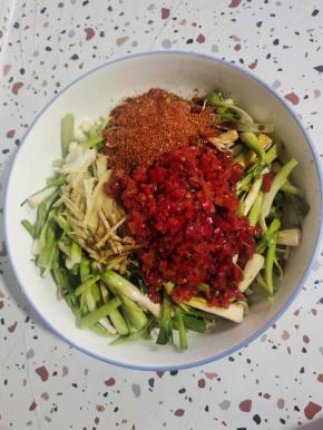 把腌出来的水倒掉，再加姜丝，辣椒粉，剁辣椒，生抽！