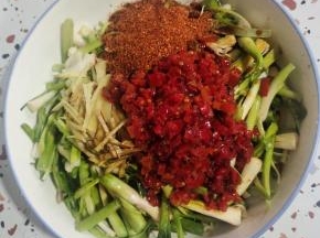 把腌出来的水倒掉，再加姜丝，辣椒粉，剁辣椒，生抽！