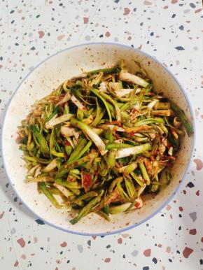 边拌边挤压！让料汁充分渗透入味儿！就可以吃了！