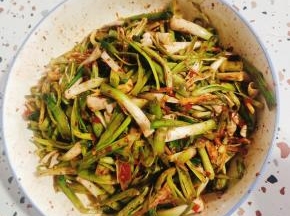 边拌边挤压！让料汁充分渗透入味儿！就可以吃了！