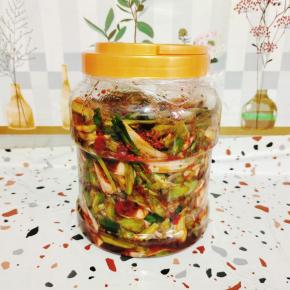 盖上盖子，放在冰箱冷藏保存，尤其香辣开胃！鲜脆过瘾！