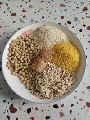 准备好所需的食材:

黄豆50克，大米30克，燕麦40克，小米50克，老冰糖2块！(控糖的朋友也可以不放老冰糖哦！)