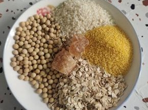 准备好所需的食材:

黄豆50克，大米30克，燕麦40克，小米50克，老冰糖2块！(控糖的朋友也可以不放老冰糖哦！)