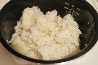 提前做好米饭，最好是提前半天做或是隔夜米饭