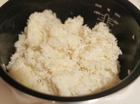 提前做好米饭，最好是提前半天做或是隔夜米饭