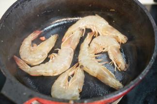 锅里倒入橄榄油，放入洗净去虾线、虾枪、虾须的白虾煎炒出香味