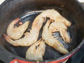 锅里倒入橄榄油，放入洗净去虾线、虾枪、虾须的白虾煎炒出香味