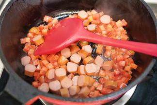 放入切小片的香肠翻炒至出香味