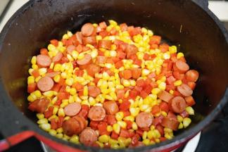 放入剥粒的甜玉米翻炒均匀，出锅备用