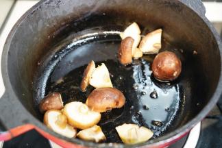 放入洗净切块的香菇翻炒至出香味，出锅备用