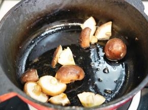放入洗净切块的香菇翻炒至出香味，出锅备用