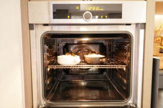 把海鲜饭放入预热好的烤箱中层烤3分钟即可