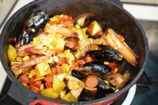 倒入备用的胡萝卜、香肠、玉米粒、香菇、炒散的鸡蛋翻炒均匀