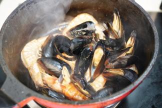 放入洗净的贻贝翻炒均匀