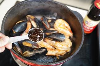 勺入蚝油翻炒均匀
