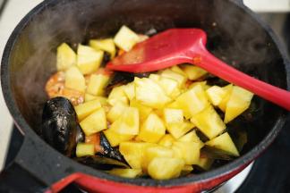 倒入去皮切块的菠萝翻炒均匀