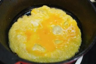 利用锅里的余油把打散的鸡蛋液炒散开来，出锅备用