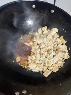 放入蒜瓣，生姜爆香。再放入香辣酱炒出红油！(没有香辣酱的也可以用郫县豆瓣酱来代替！)