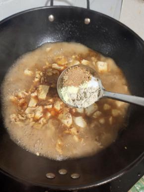 放入一勺盐，一勺胡椒粉，一勺麻辣鲜，两勺鸡精！