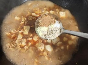 放入一勺盐，一勺胡椒粉，一勺麻辣鲜，两勺鸡精！