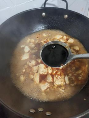 再放入两大勺生抽！