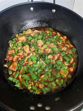 继续煮5分钟左右，起锅前放入适量的蒜苗叶翻炒均匀即可！