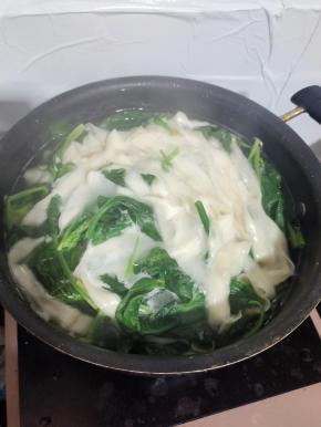 水烧开，放入面条煮熟，再放入菠菜烫熟！(也可以把菠菜换成自己喜欢吃的青菜或者豆芽！)