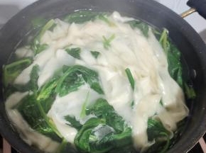 水烧开，放入面条煮熟，再放入菠菜烫熟！(也可以把菠菜换成自己喜欢吃的青菜或者豆芽！)