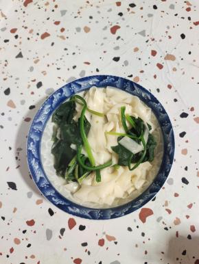 把面条和菠菜盛在碗里！