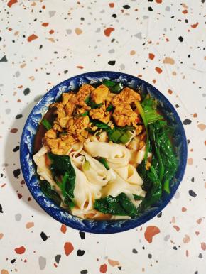 浇上豆腐臊子，一碗热气腾腾，鲜香四溢的豆腐面就做好了！是不是很简单？