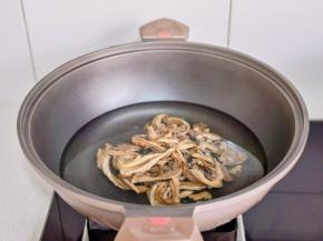 肚丝冷水下锅烧开。