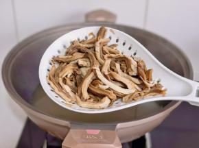 煮2分钟捞出备用。