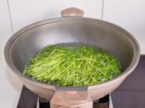 豆苗洗净焯水。