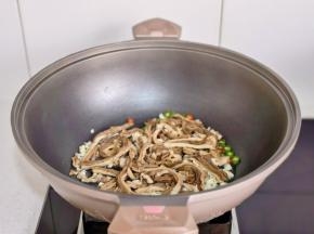 加入肚丝翻炒。