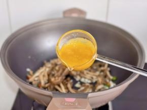 再加入酸汤酱。