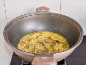 加入一碗清水烧开煮2分钟。