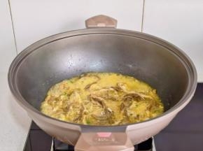 加入一碗清水烧开煮2分钟。