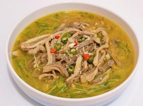 装豆苗盘中，撒上熟芝麻，辣椒段淋上热油。