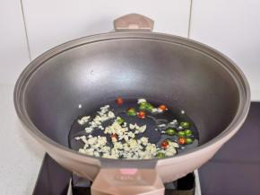 起油锅加入蒜末青红椒段煸炒。