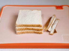 吐司切掉四边。