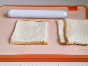 用擀面杖来回擀压。