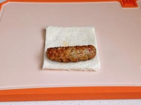 放上烤肠卷起来。