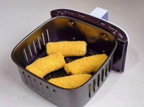 入空气炸锅喷油，180度烤8分钟。