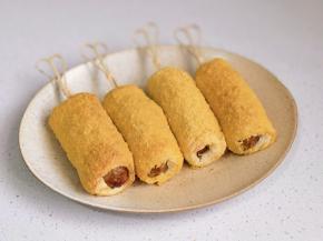 出炉后用插上水果签。