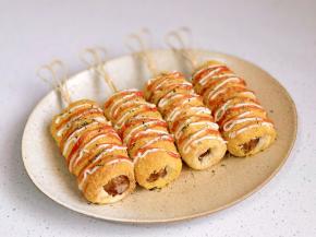 再挤上番茄酱，沙拉酱，撒欧芹碎。