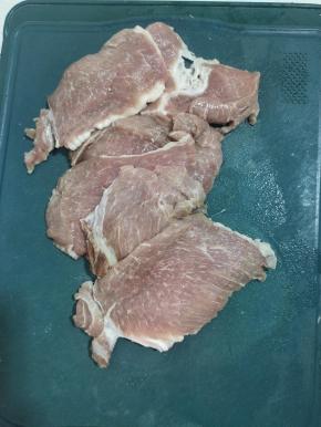 瘦肉清洗干净，切成一指厚的片！