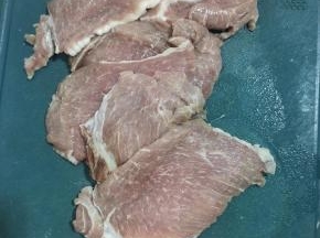 瘦肉清洗干净，切成一指厚的片！