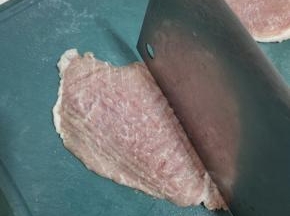 再给肉的两面都用刀背敲打敲打！这样更好入味儿煎熟！