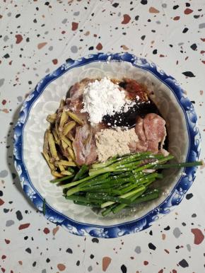 切好的肉中放入葱姜，白糖，胡椒粉，生抽，老抽，蚝油！